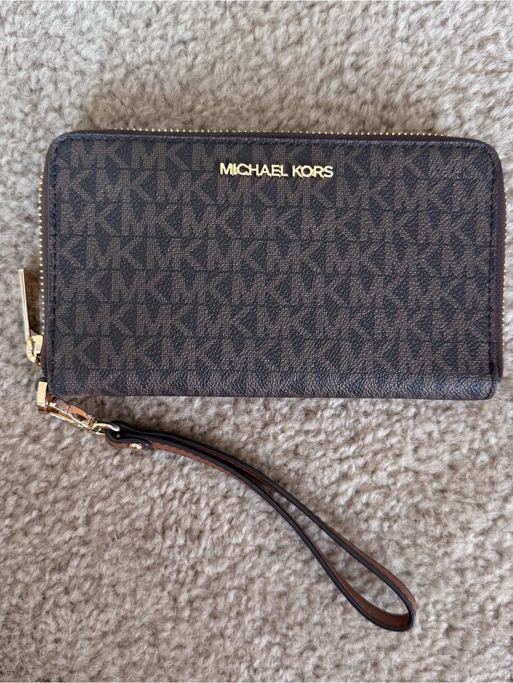 Michael Kors Jet Set medium zip around phone holder wallet